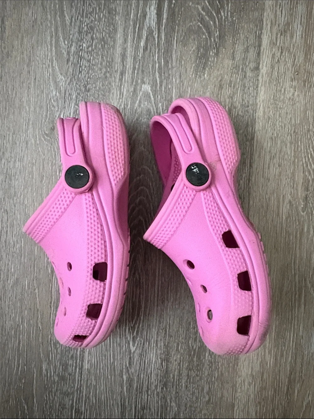 CROCS Kids Classic Clog in Bright Pink